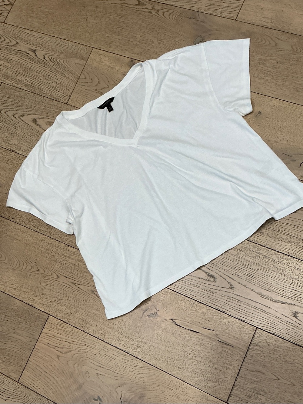 Woman’s Banana Republic white v neck crop tee. XL. Worn once! 100% cotton. Cute!
